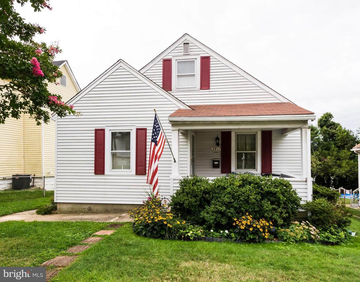 3911 Pinewood Avenue - Photo 1
