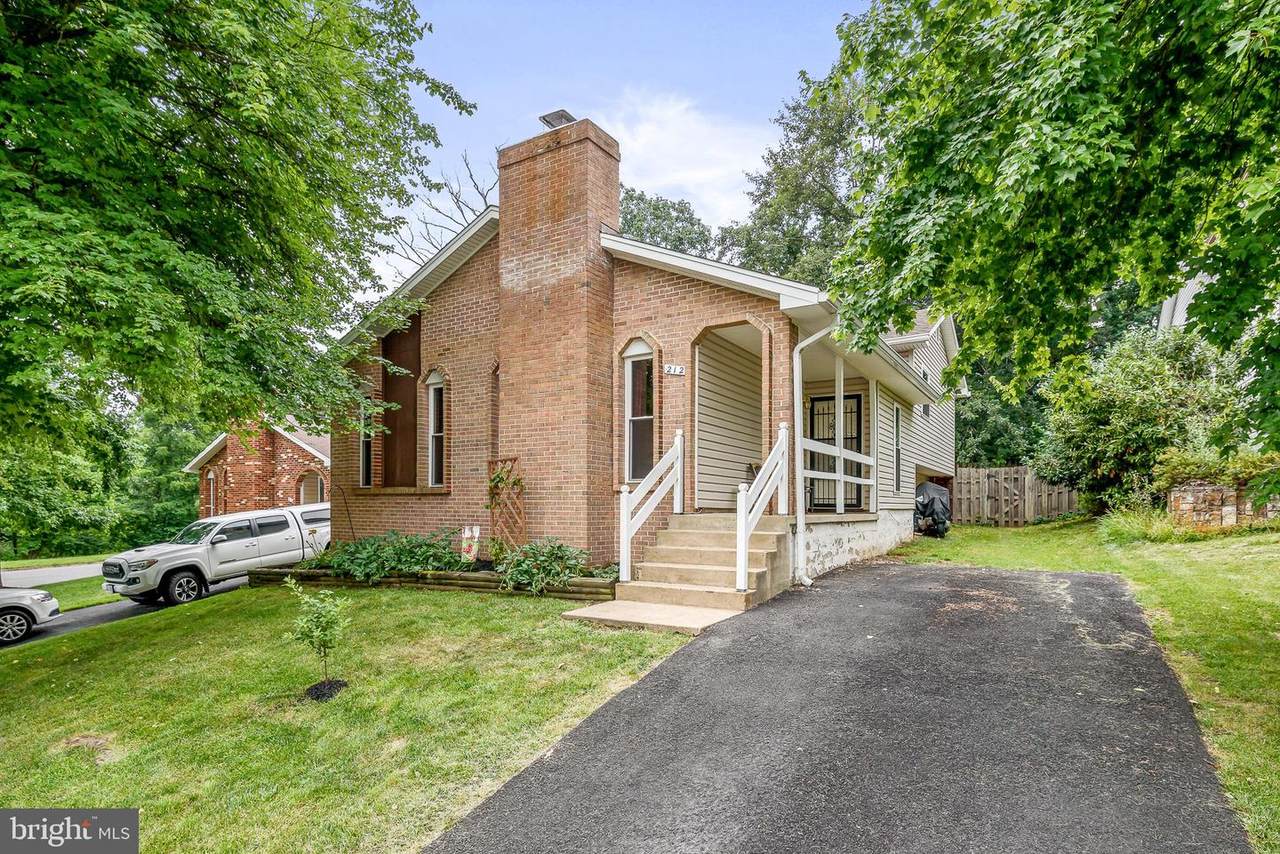 212 Summers Court - Photo 1