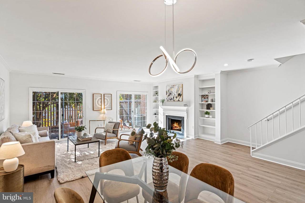 1638 Beekman Place - Photo 1