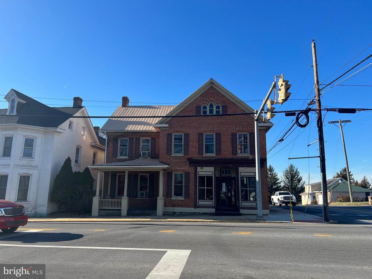 824 Queen Street - Photo 1