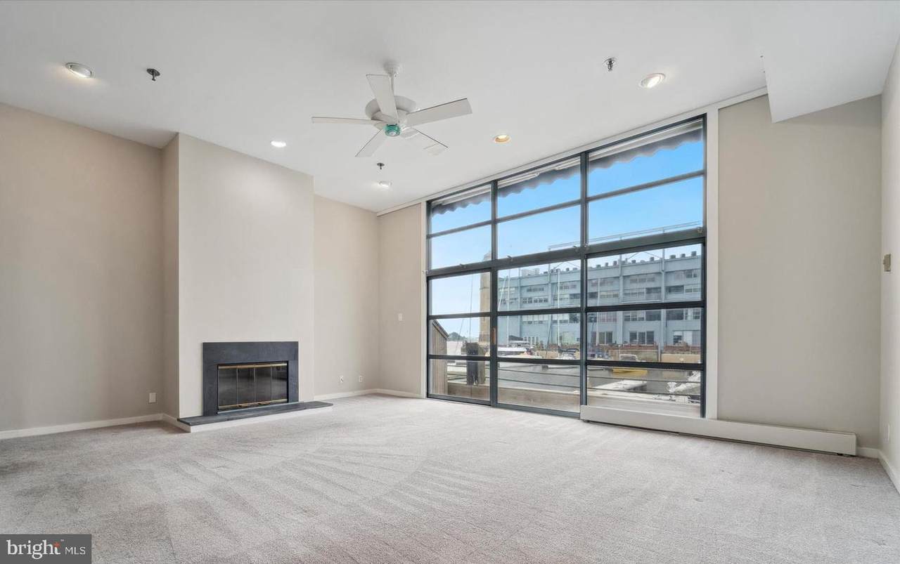 7 Christopher Columbus Boulevard - Photo 1