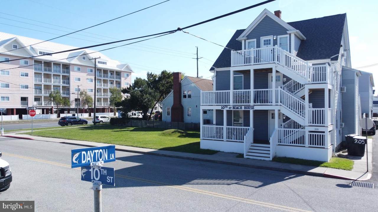 205 10TH Street - Photo 1
