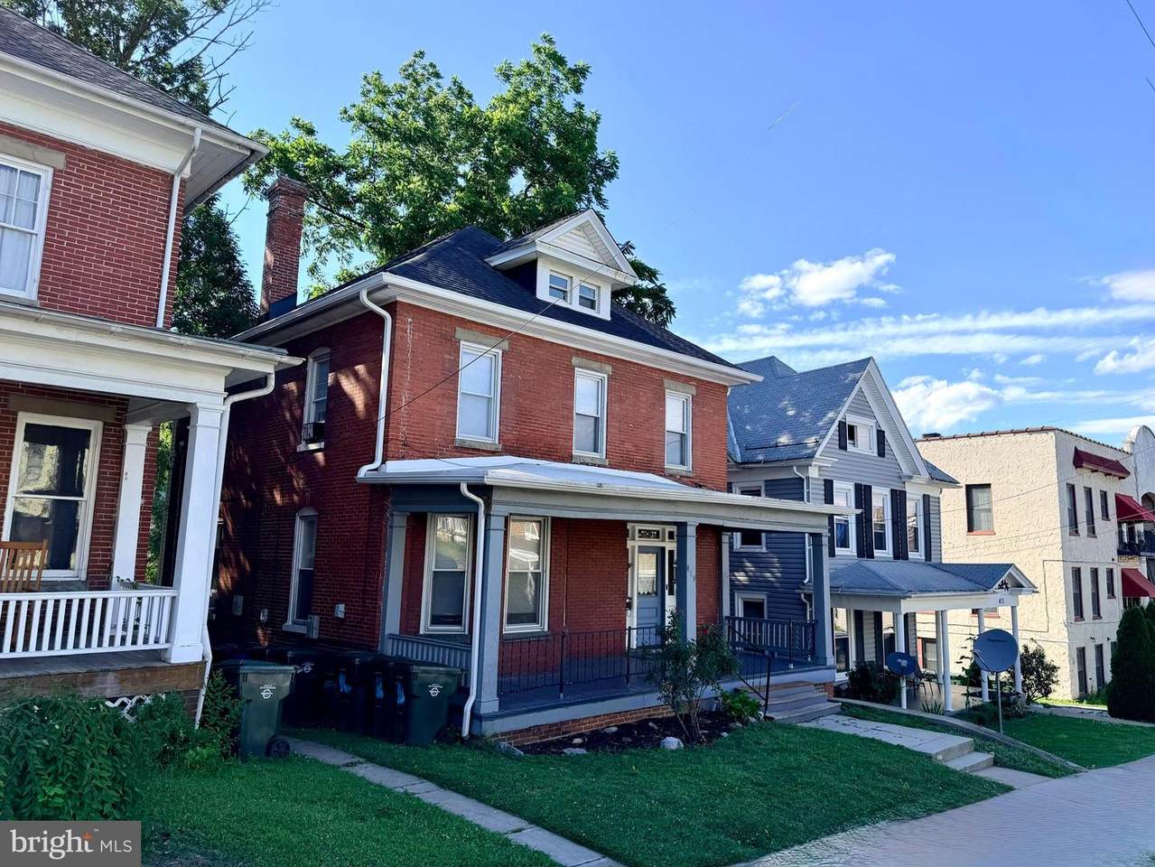 419 Summit Avenue - Photo 1