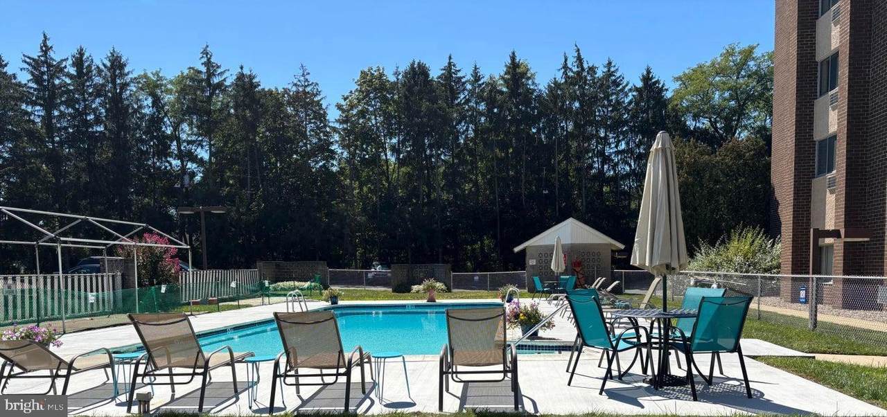 860 Lower Ferry Road - Photo 1