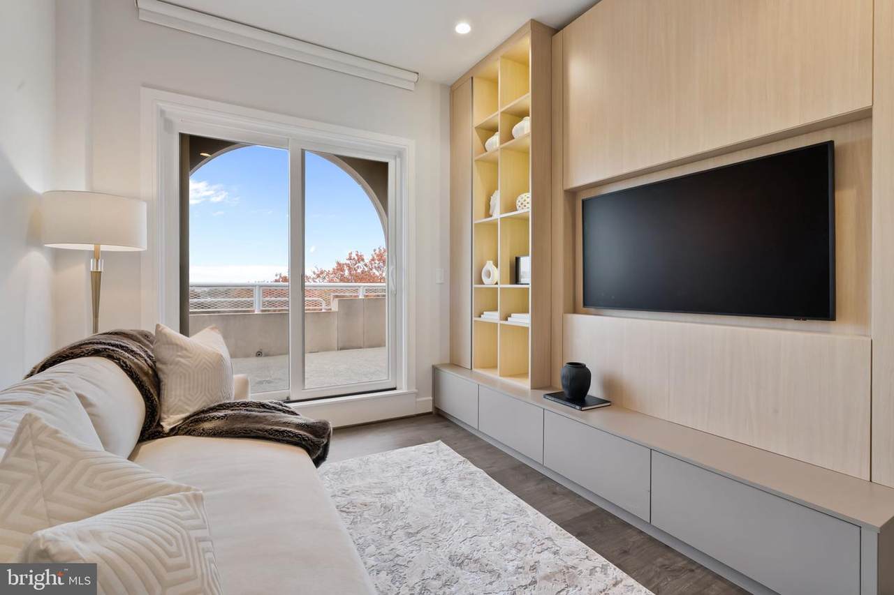 625 Slaters Lane - Photo 1