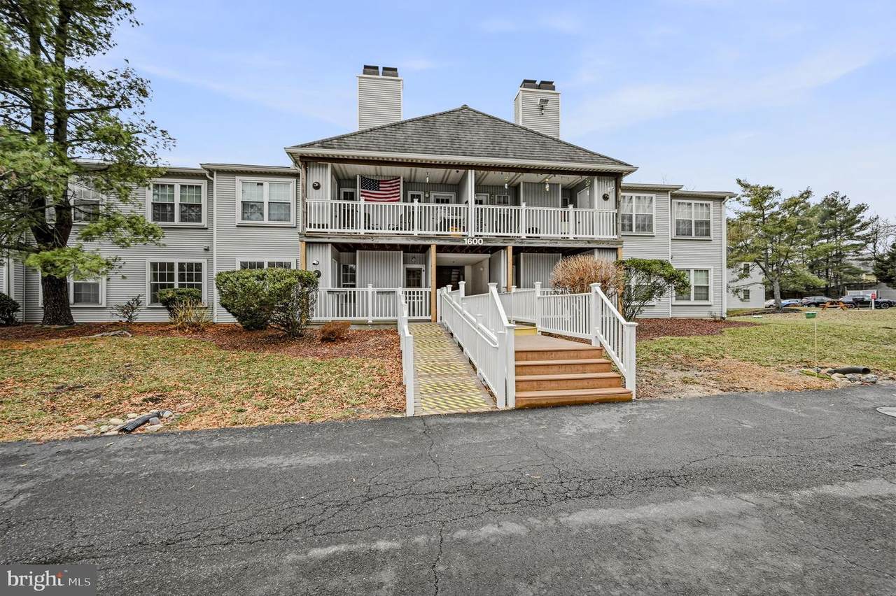 1604 Waters Edge Drive - Photo 1