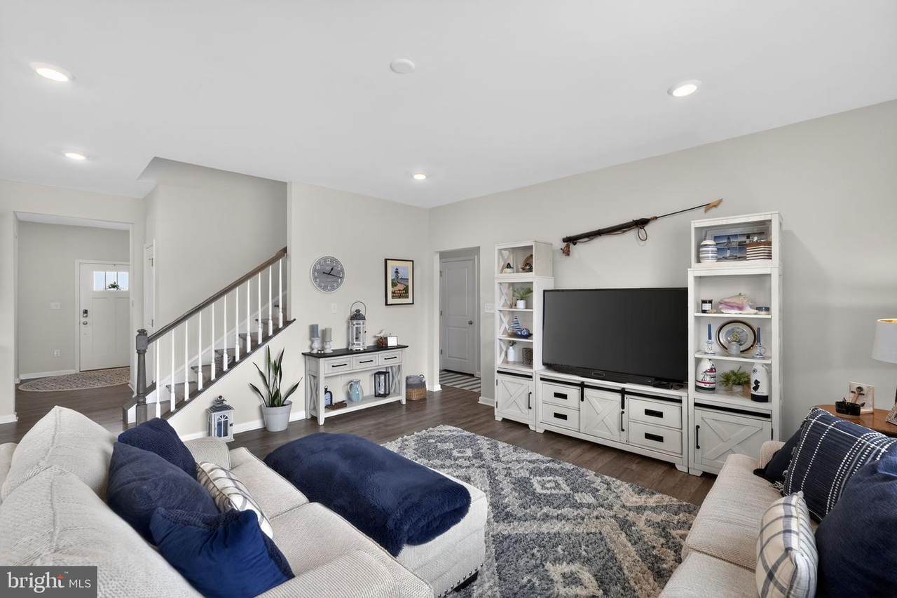 https://bt-photos.global.ssl.fastly.net/brightmls/1280_boomver_3_804619841136-2.jpg