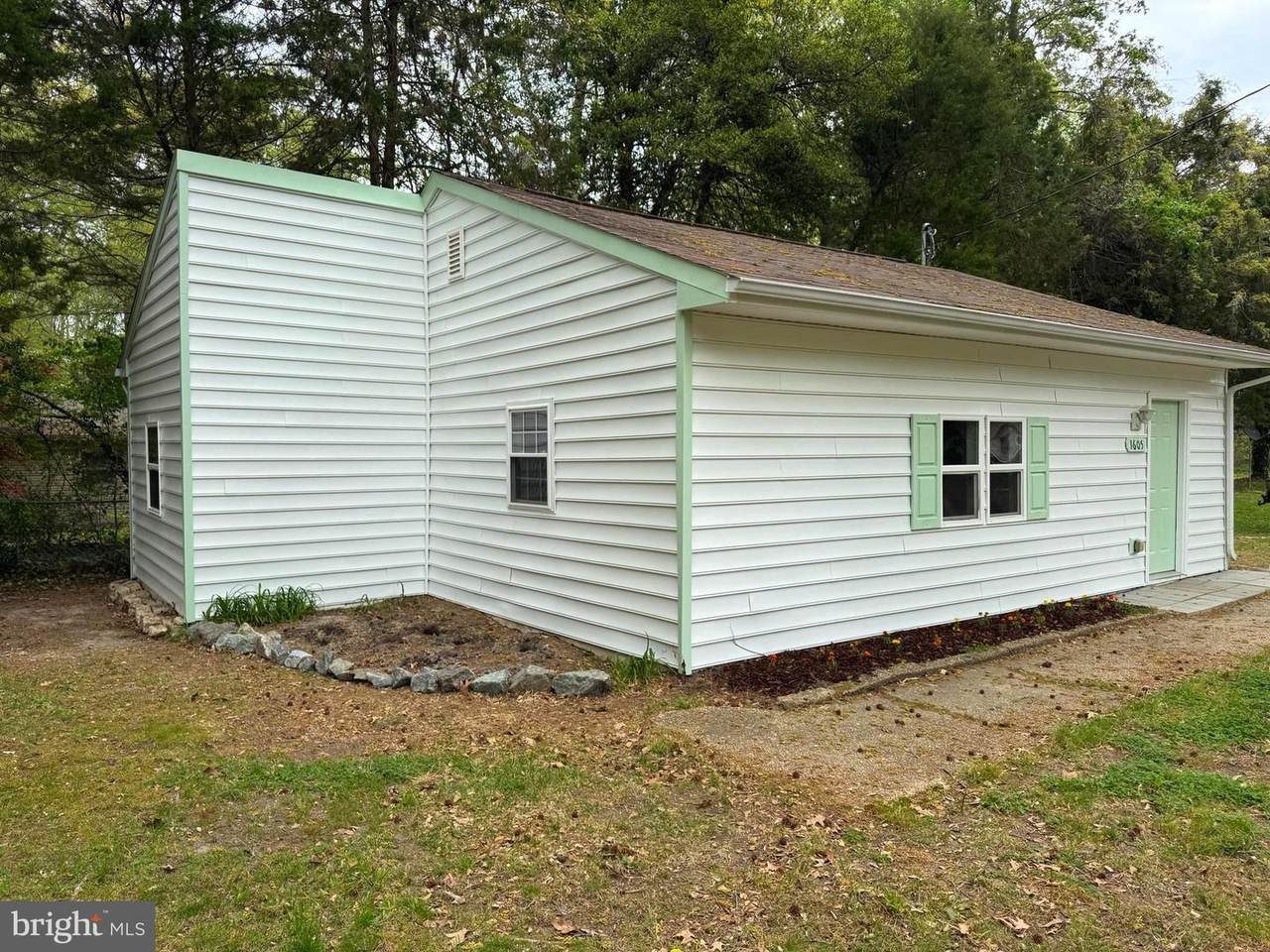 1605 Lakeview Drive - Photo 1