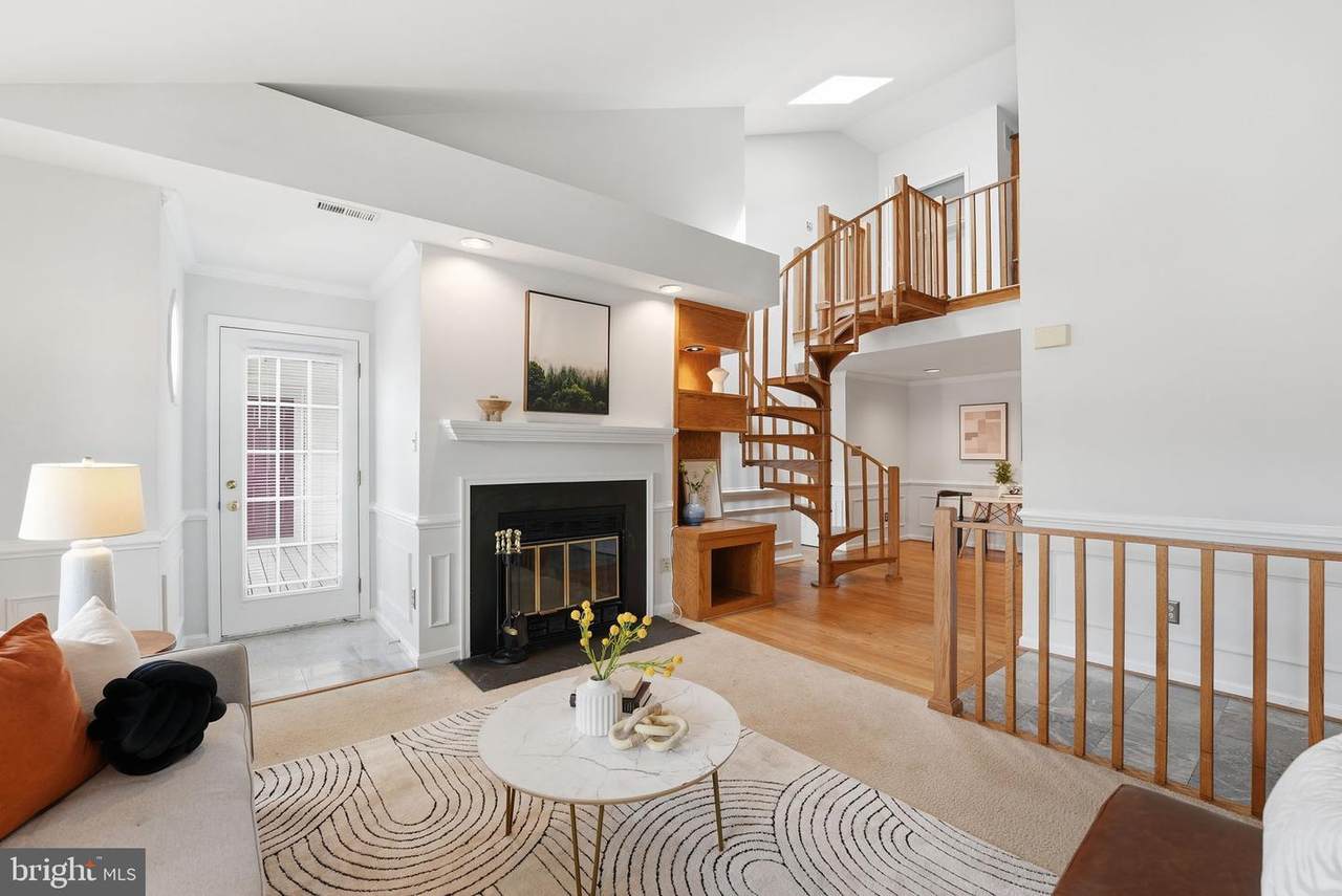 6057 Essex House Square - Photo 1