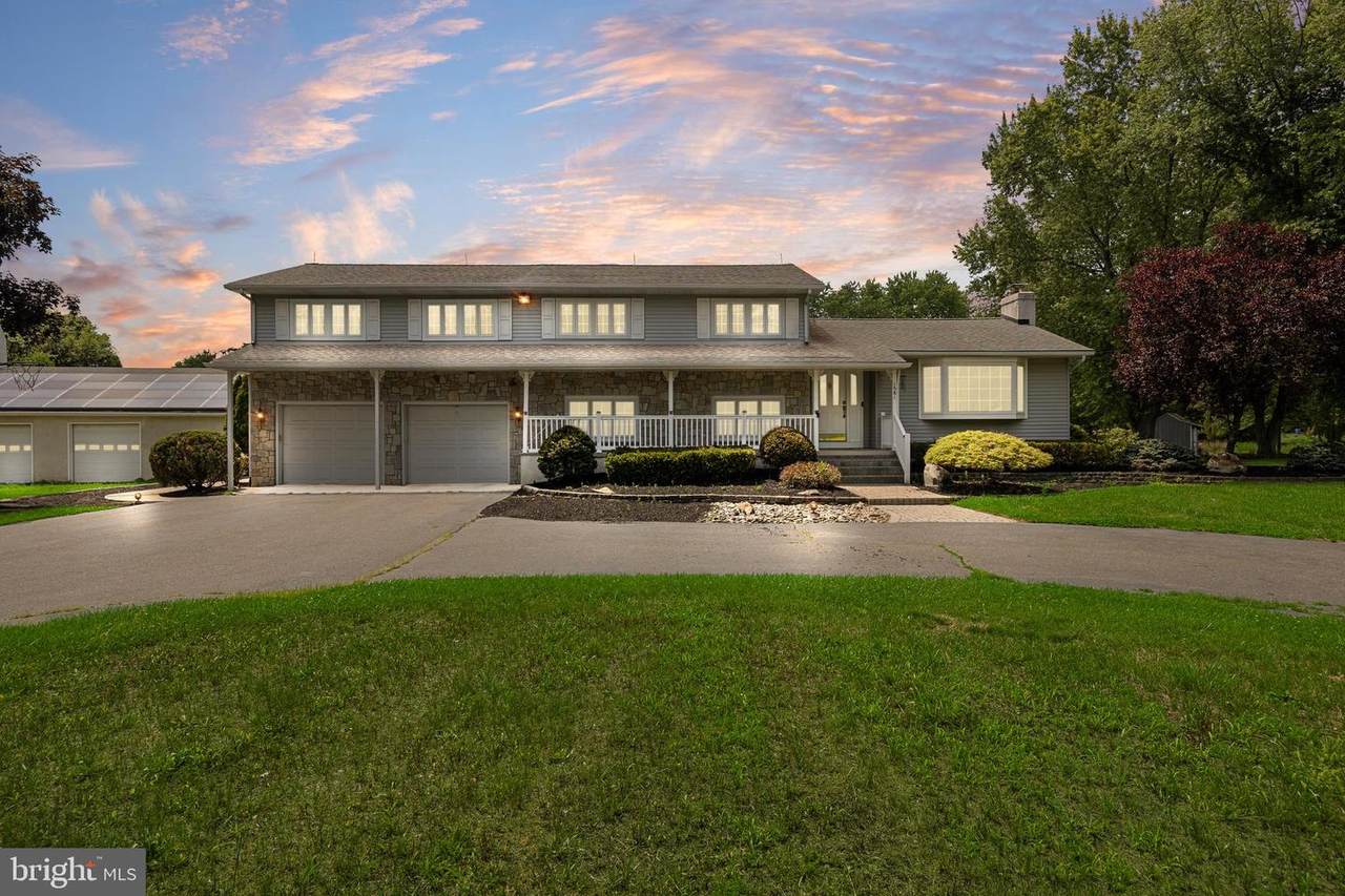 1581 Commissioners Road - Photo 1