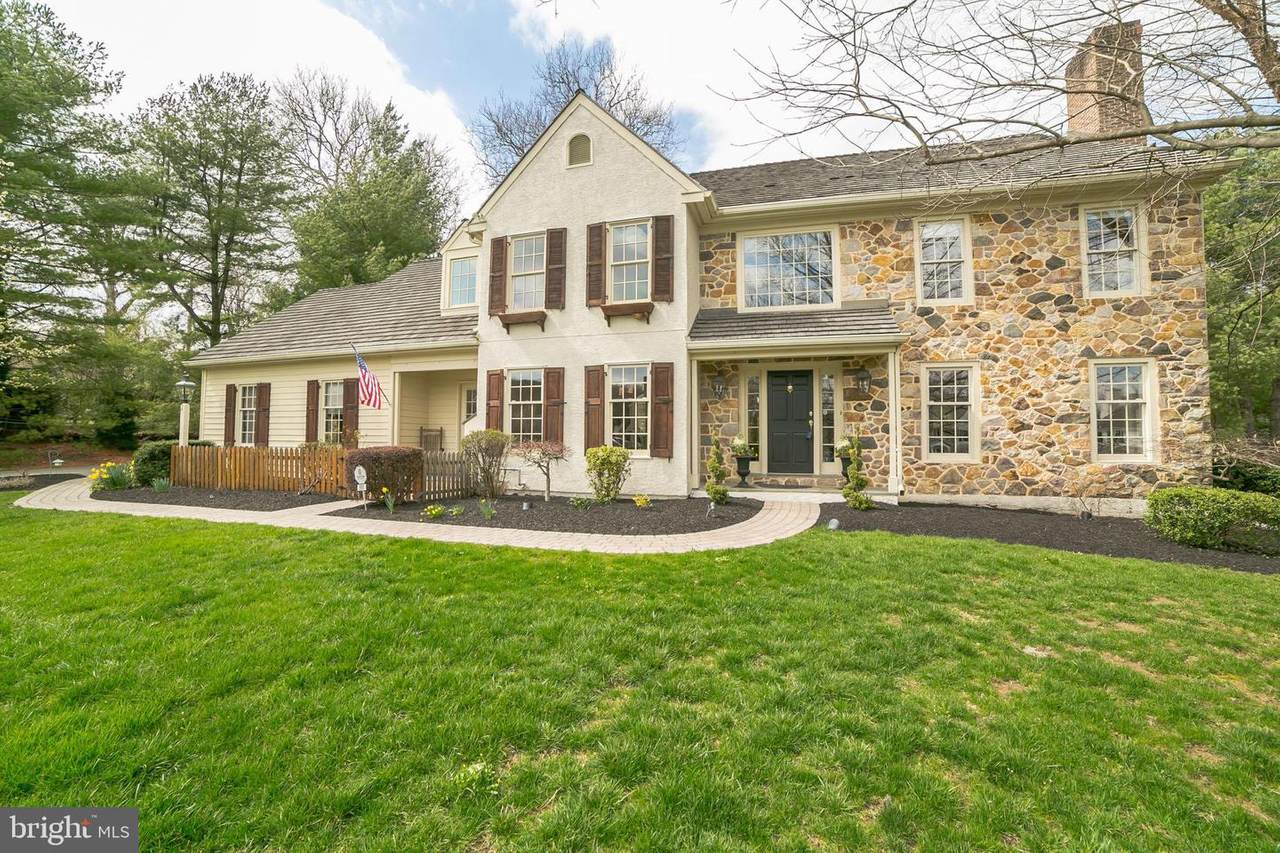 880 Springbank Lane - Photo 1
