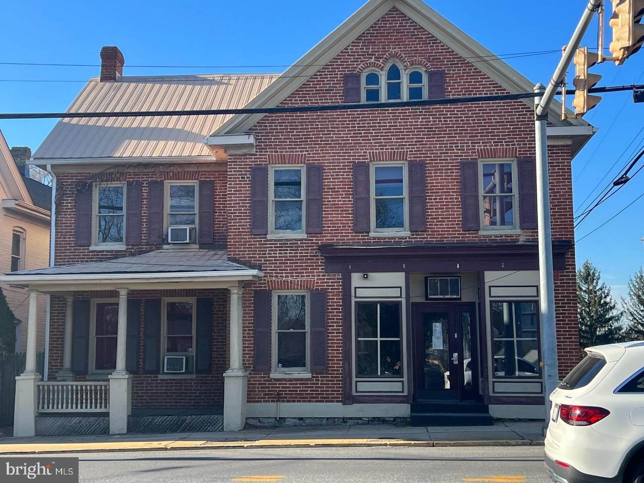 824 Queen Street - Photo 1