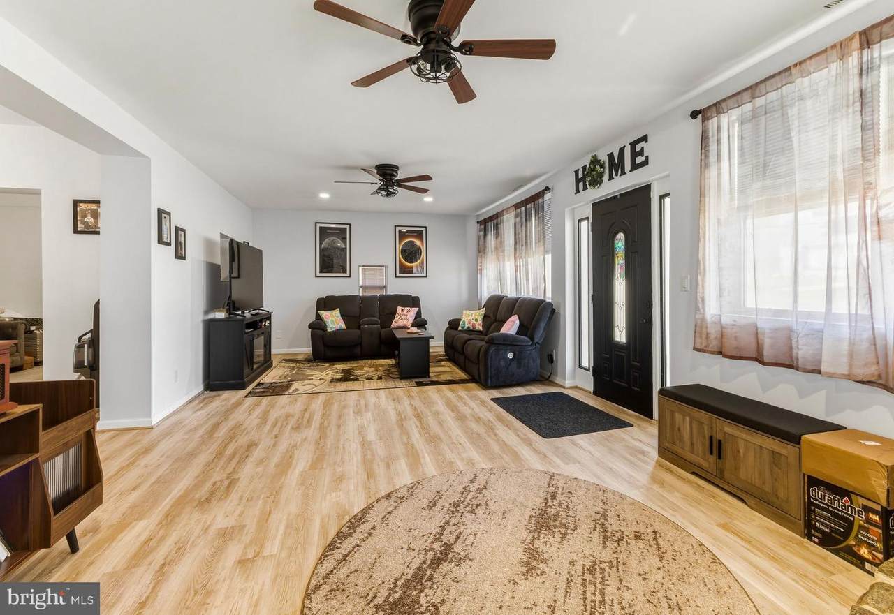https://bt-photos.global.ssl.fastly.net/brightmls/1280_boomver_2_804677117294-2.jpg