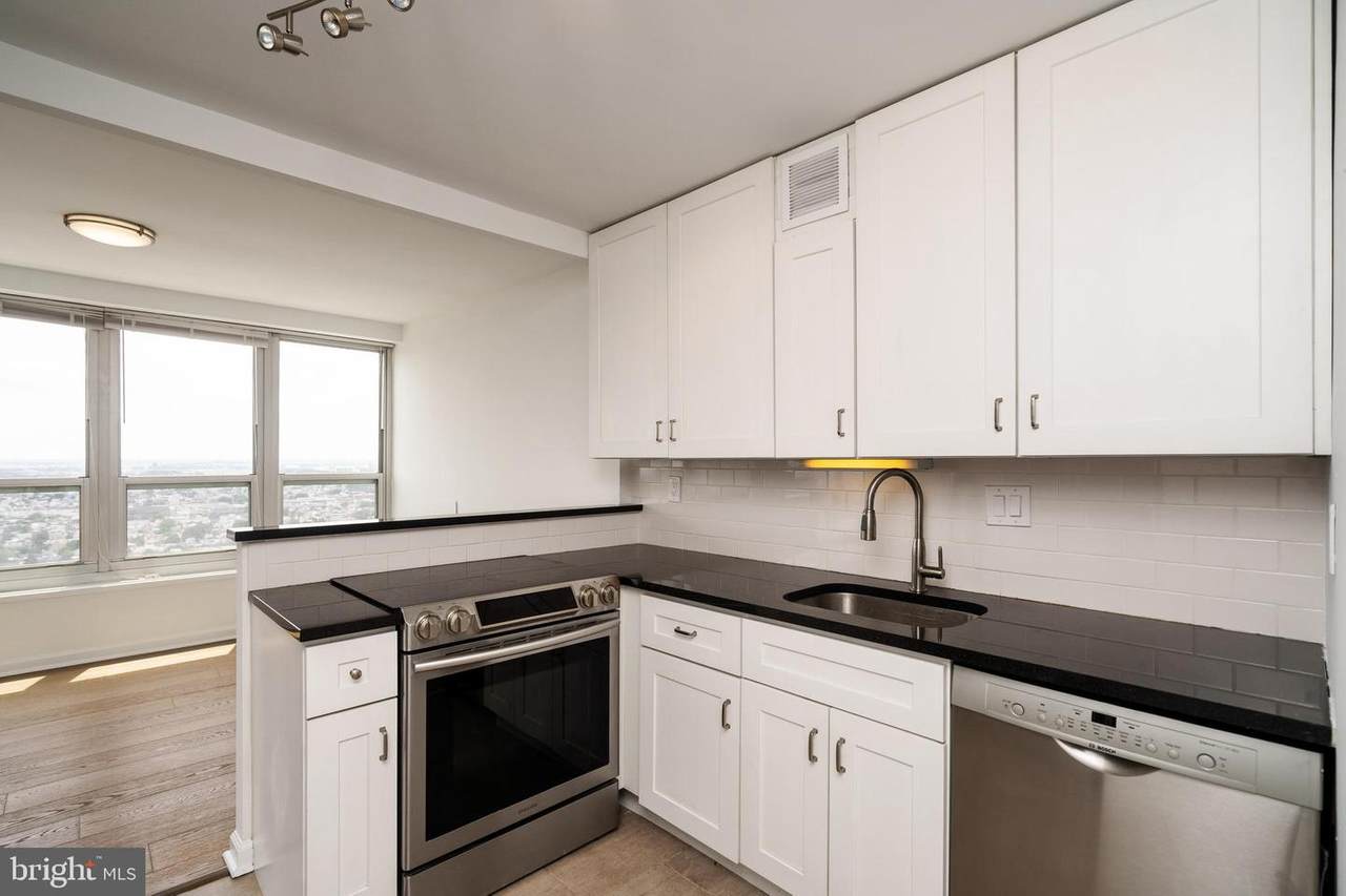 224-30 Rittenhouse Square - Photo 1