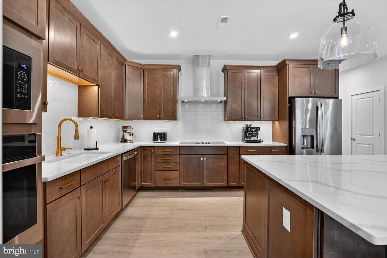 https://bt-photos.global.ssl.fastly.net/brightmls/1280_boomver_8_804647126872-2.jpg
