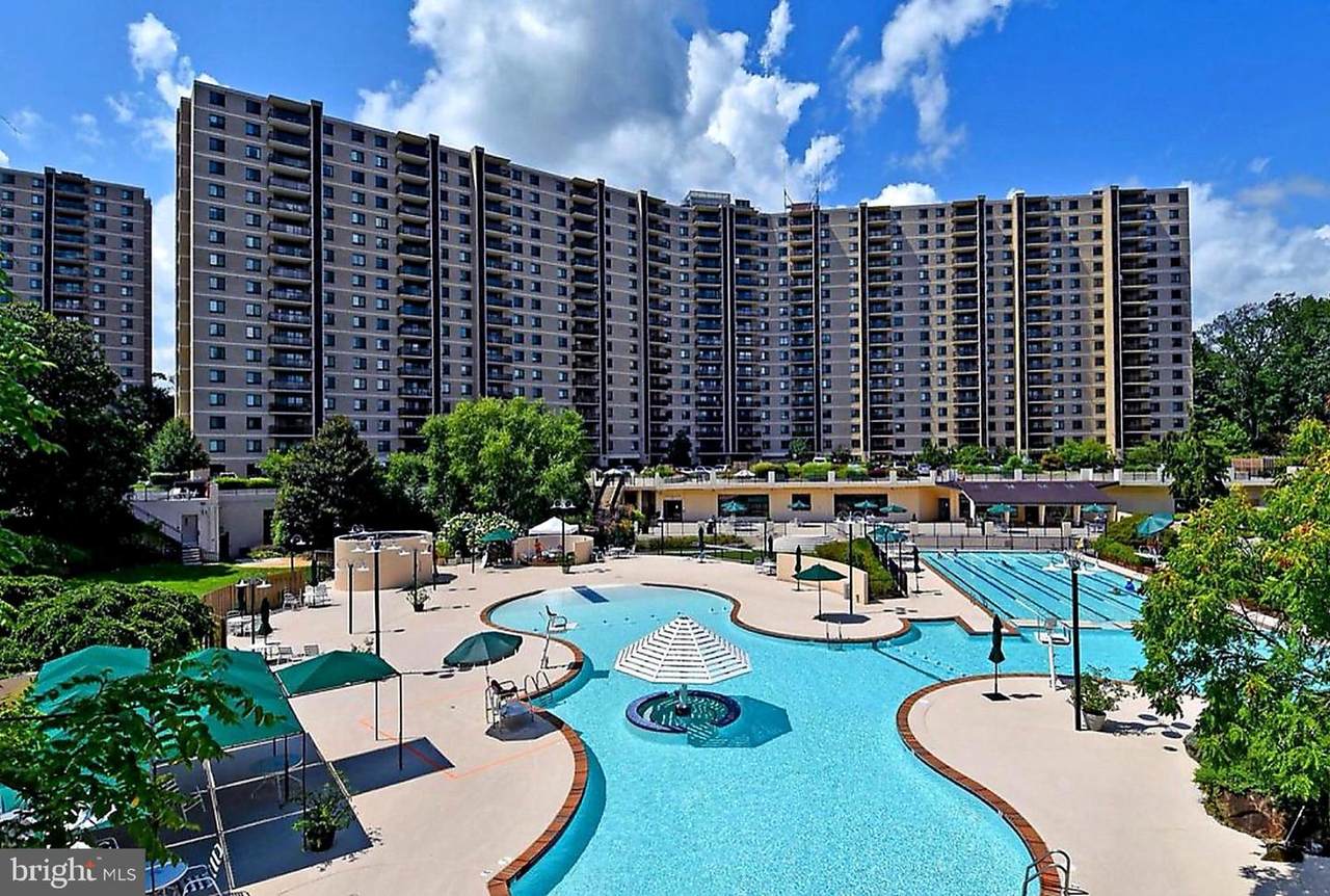 205 Yoakum Parkway - Photo 1