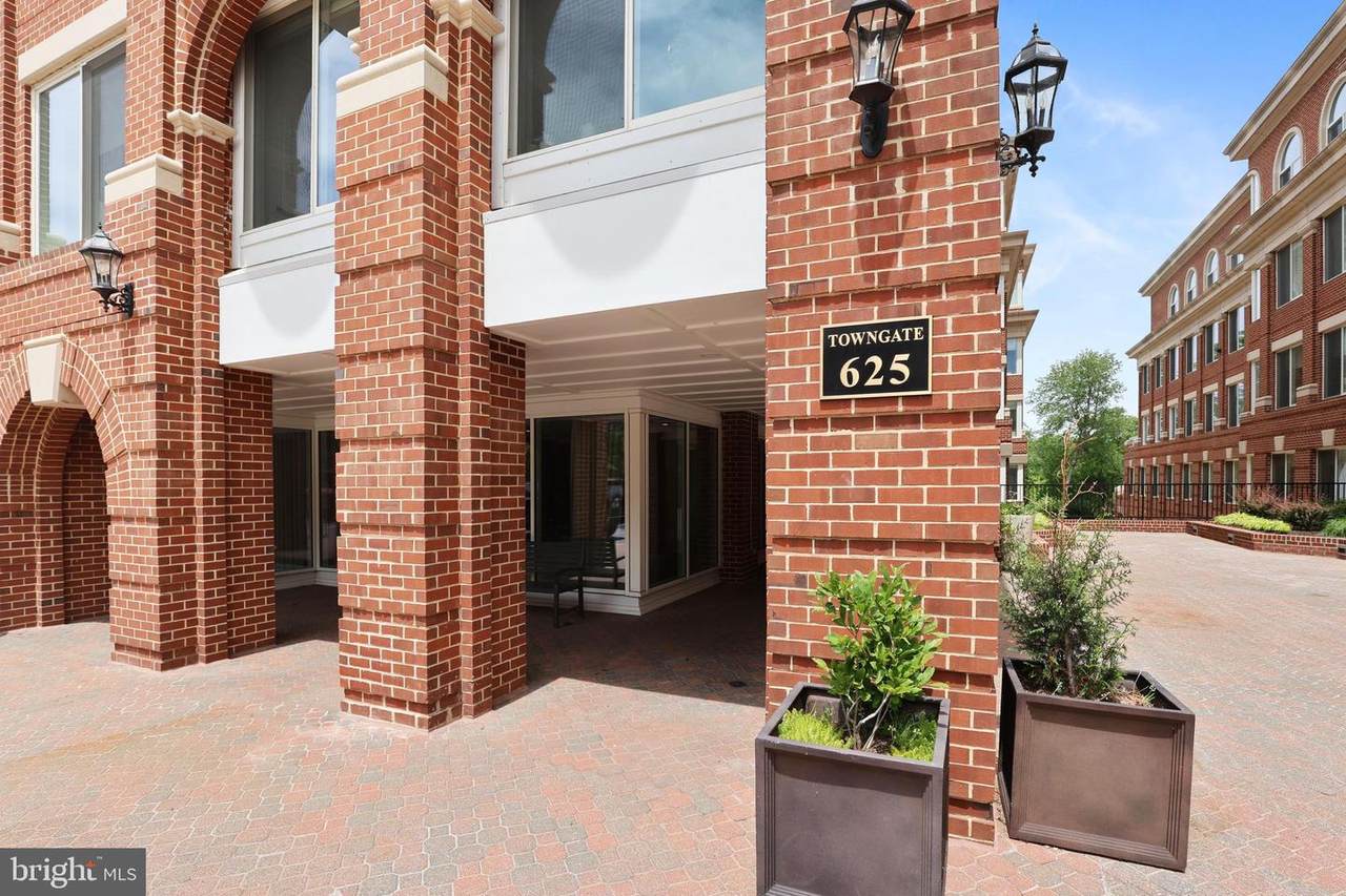 625 Slaters Lane - Photo 1