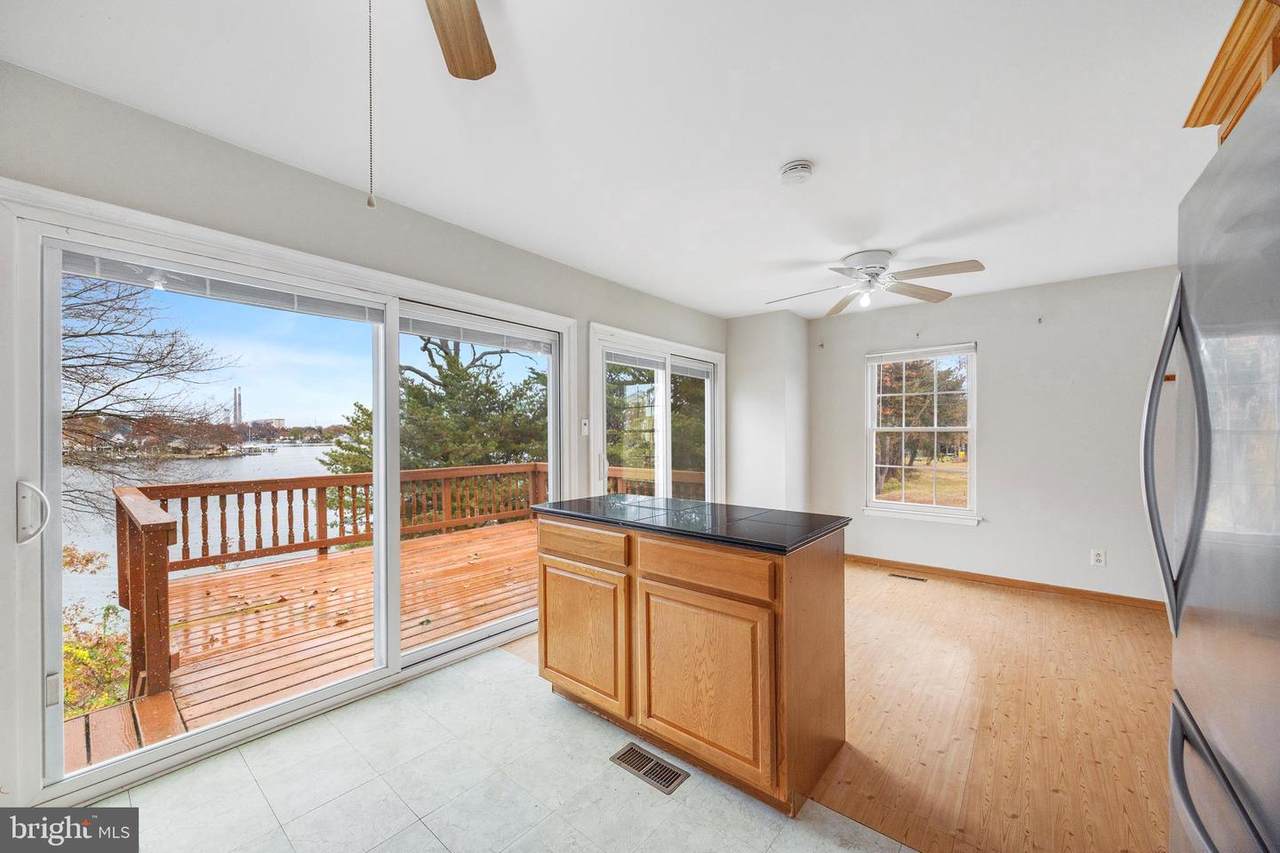 889 New London Harbour - Photo 1