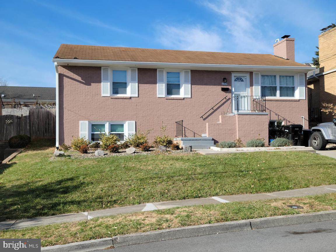 1709 Reaves Street - Photo 1