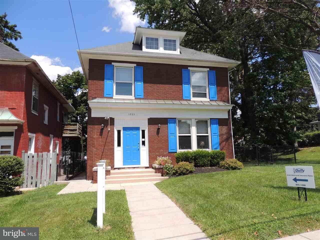 1203 Queen Street - Photo 1