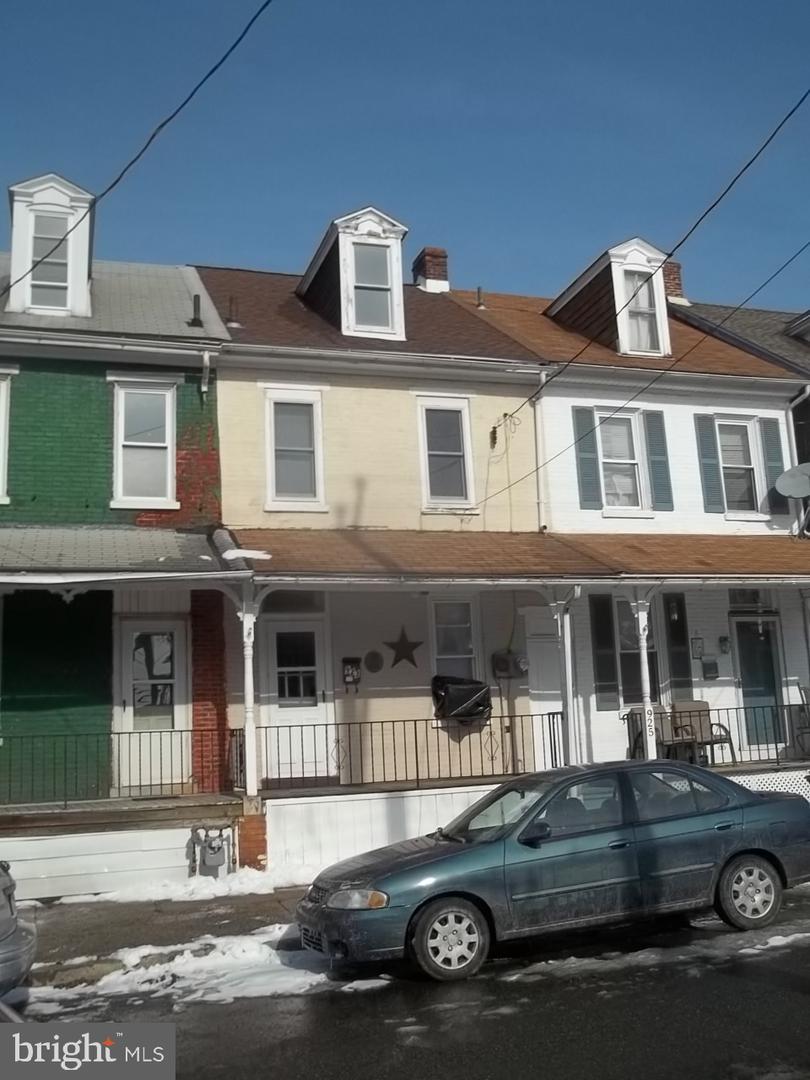 923 Queen Street - Photo 1