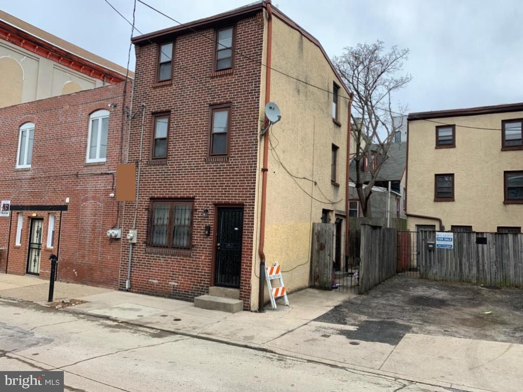 1043 Leithgow Street - Photo 1