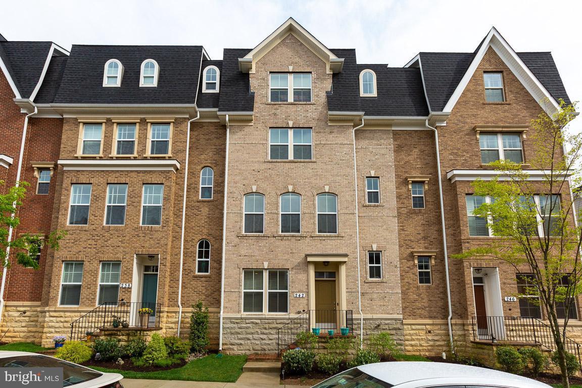 242 Baldwin Street - Photo 1