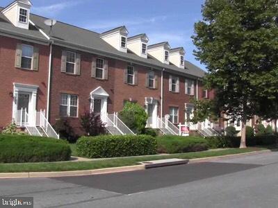 1713 Derrs Square - Photo 1