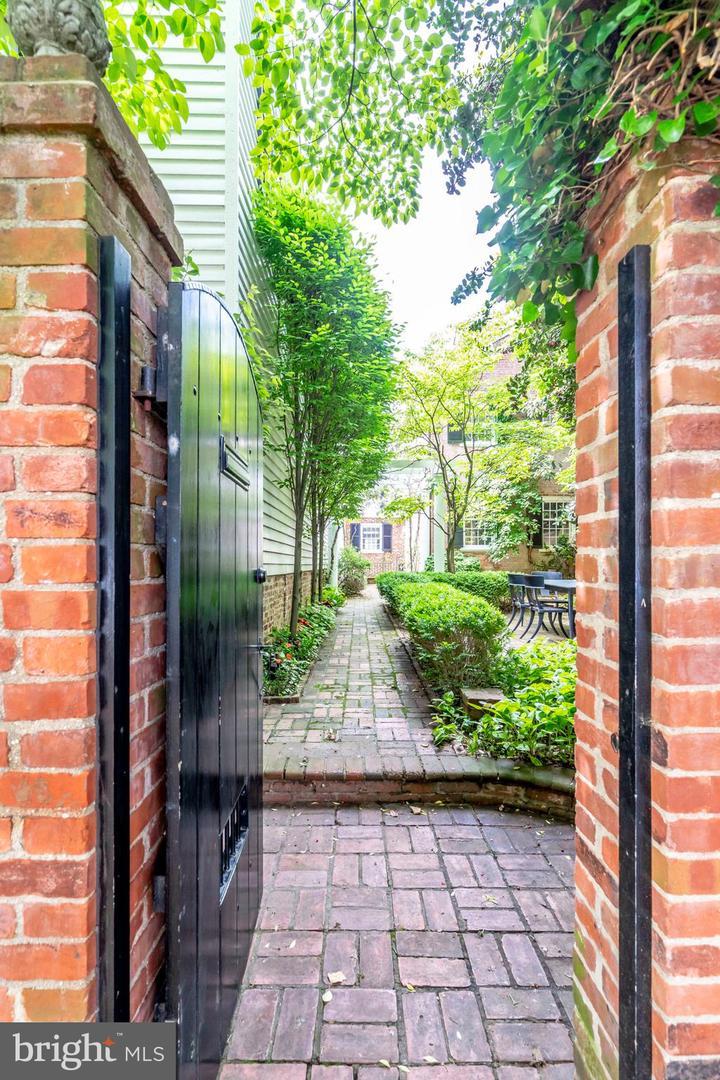 202 Duke Street - Photo 1