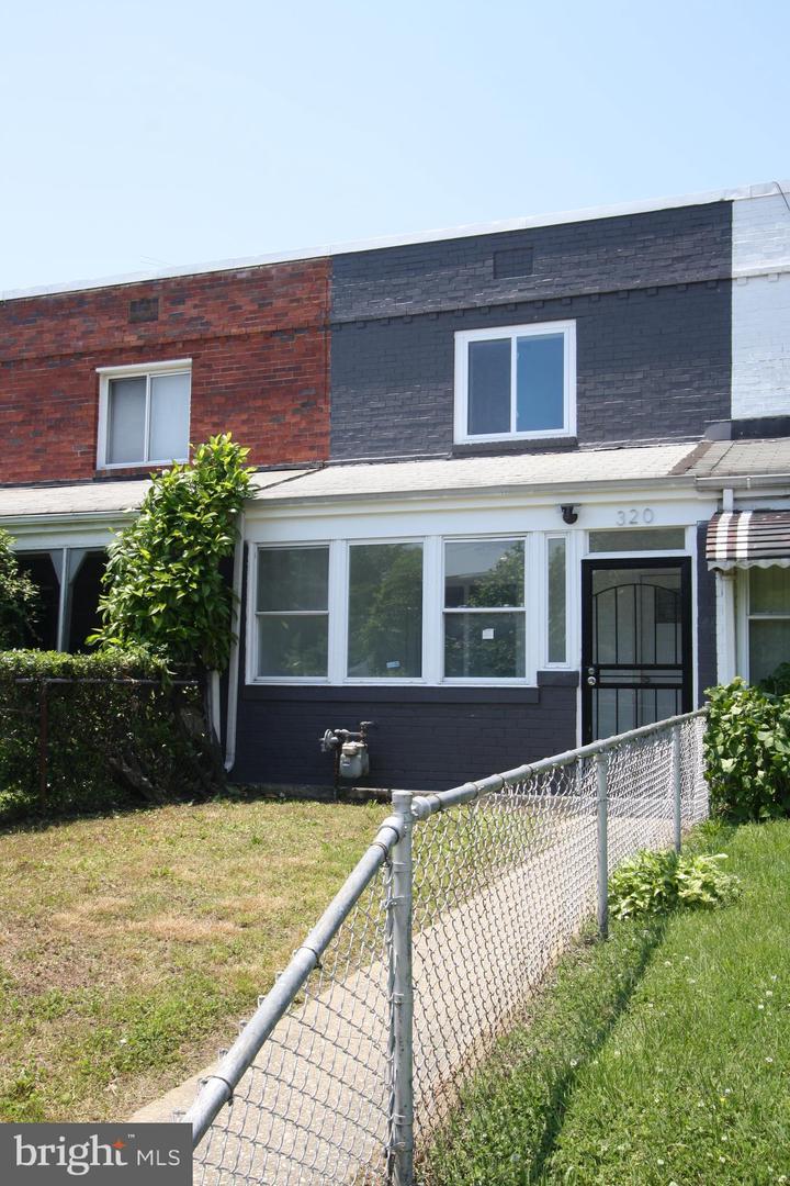320 36TH Street - Photo 1