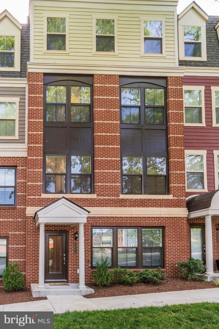 3965 Oak Street - Photo 1
