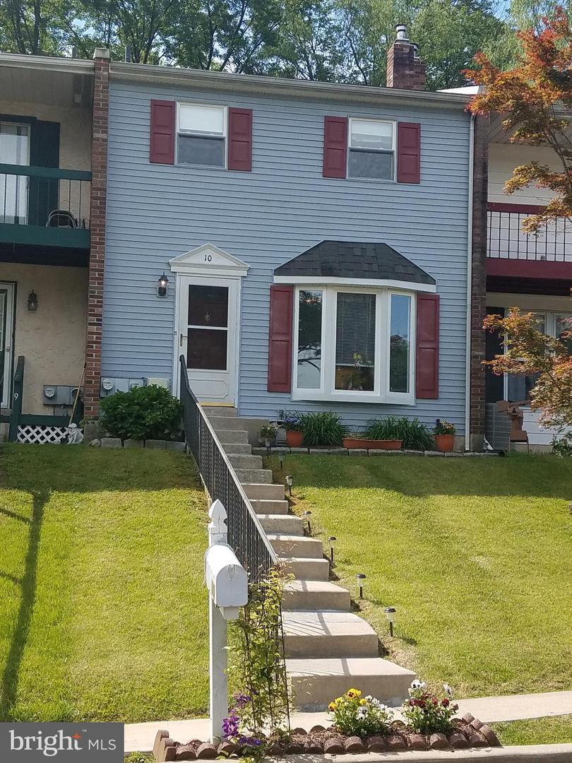10 Colonial Way - Photo 1