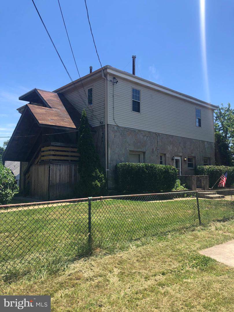 1400 Elmtree Street - Photo 1