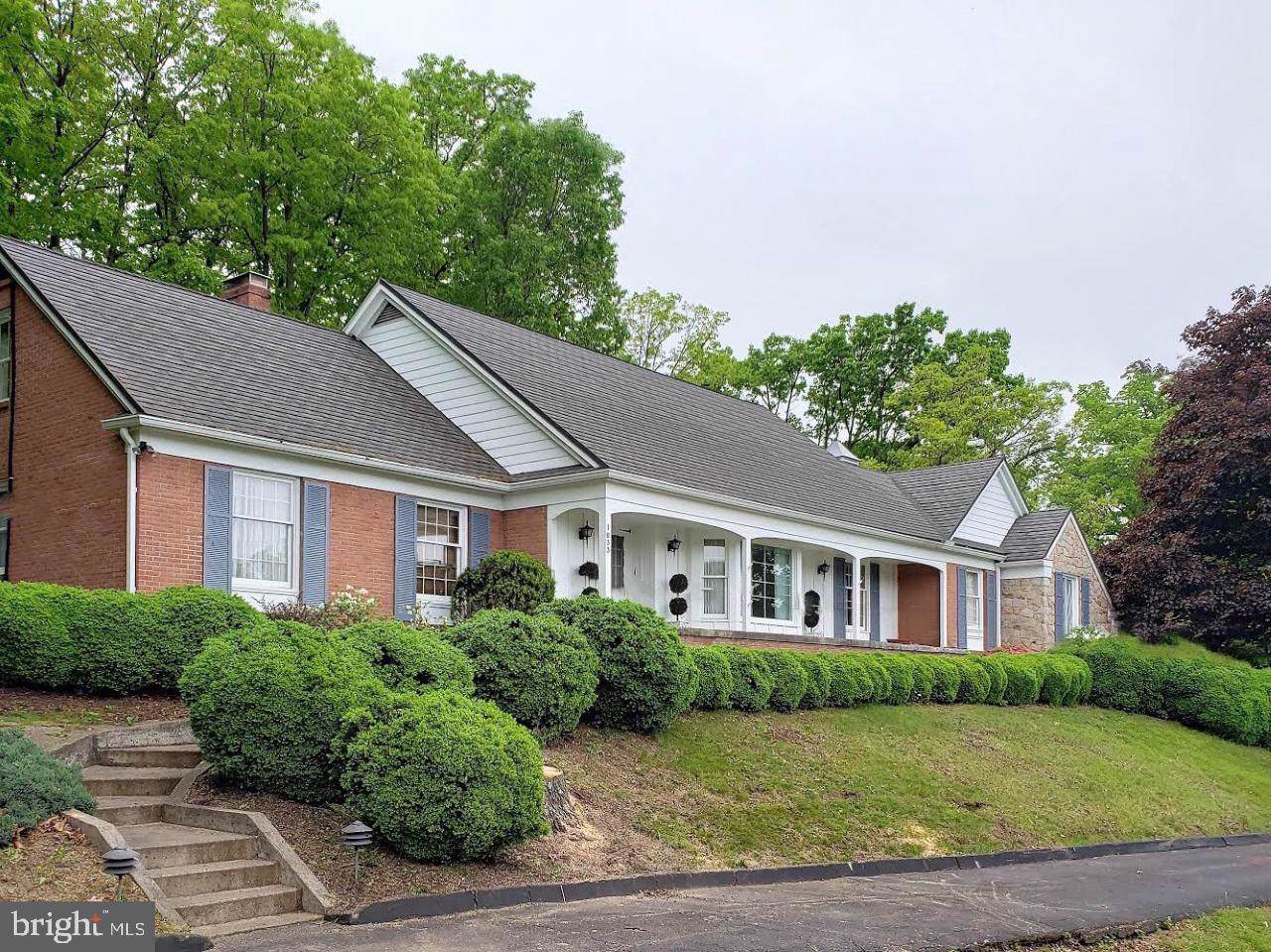 1033 Longwood Avenue - Photo 1