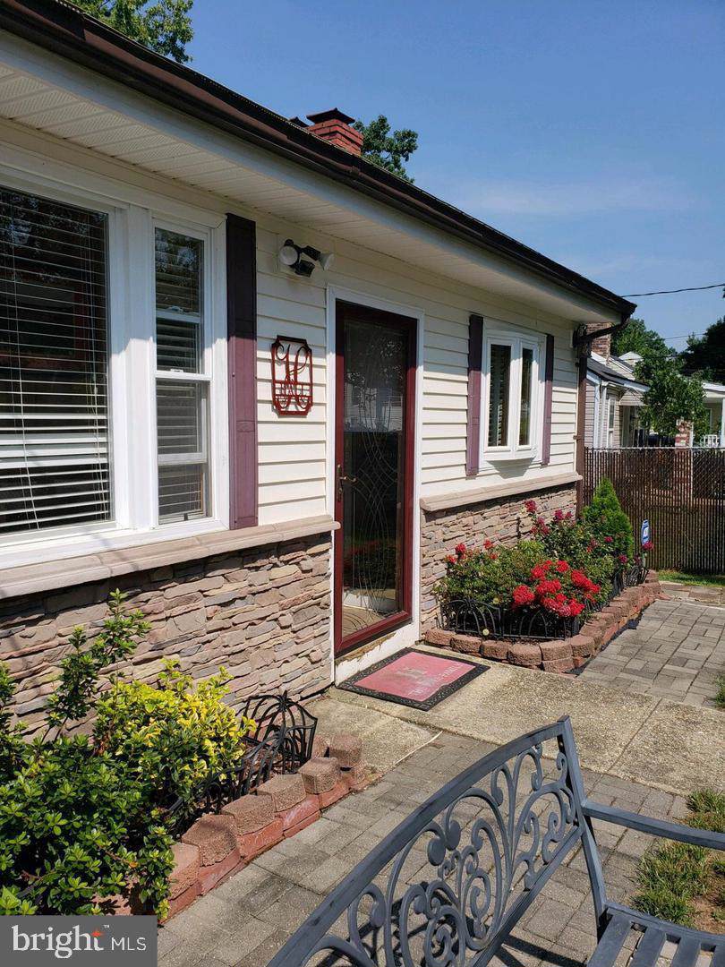900 Minna Avenue - Photo 1