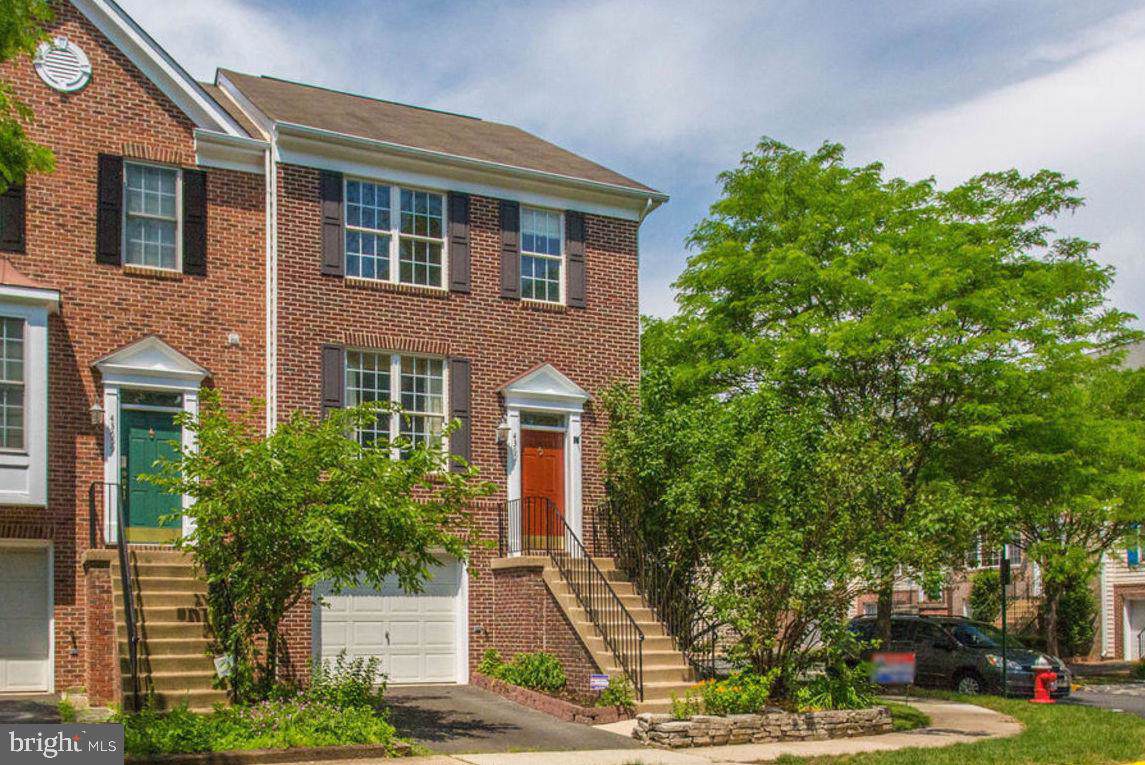 43657 Scarlet Square - Photo 1