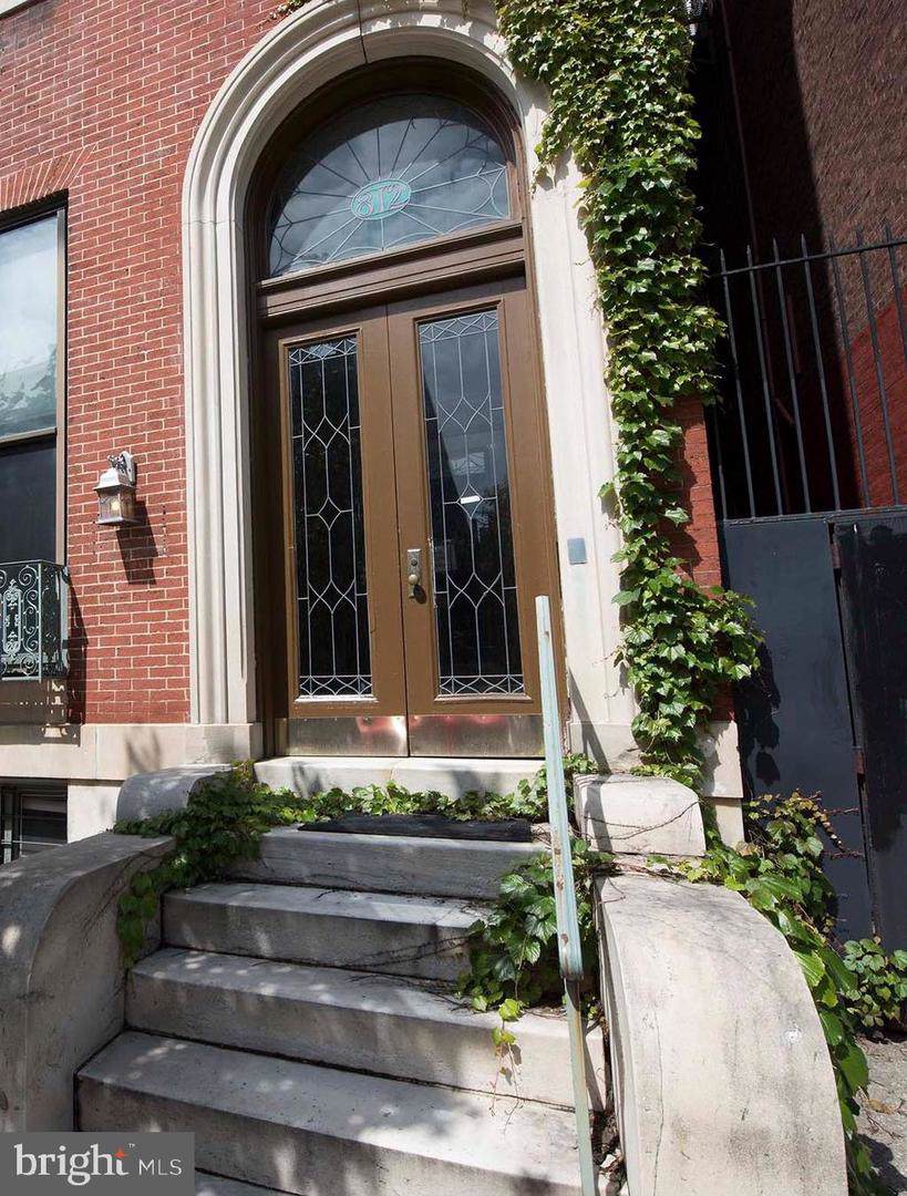 812 Park Avenue - Photo 1