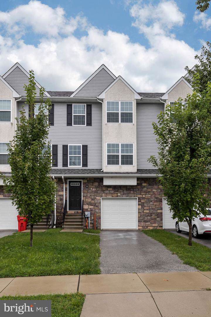 745 Oak Street - Photo 1