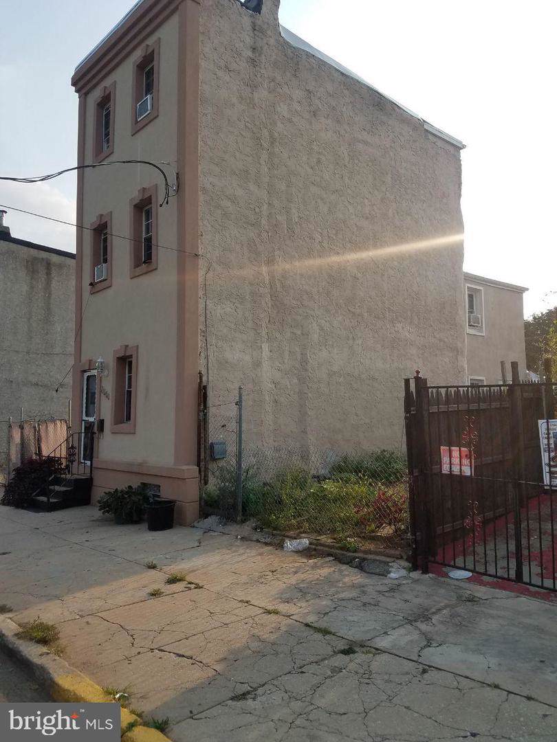 2546 Howard Street - Photo 1