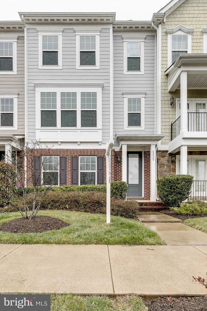 555 Van Buren Street - Photo 1