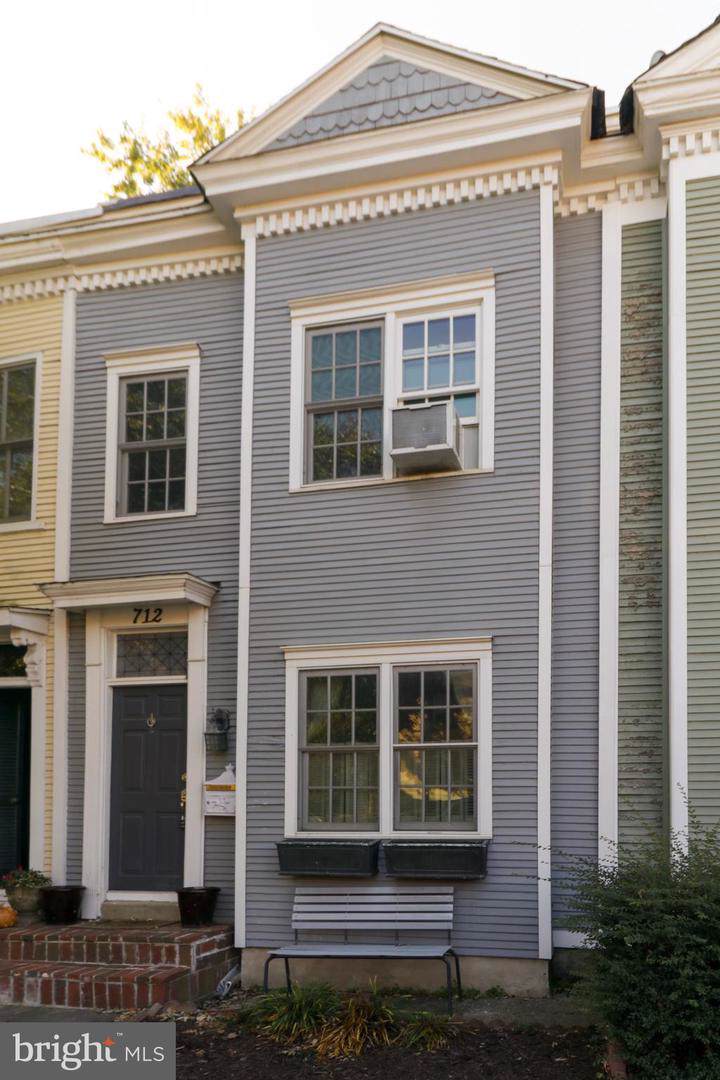 712 Columbus Street - Photo 1