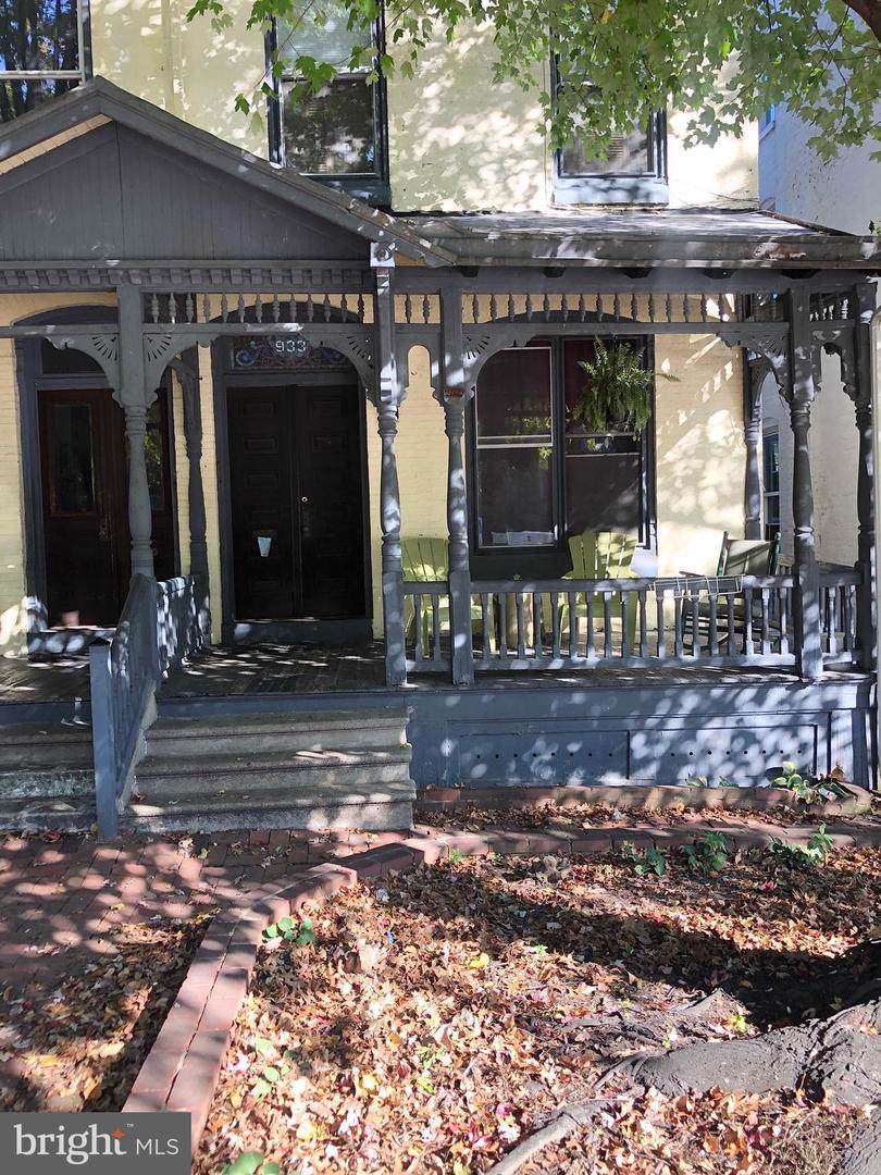 933 5TH Street - Photo 1