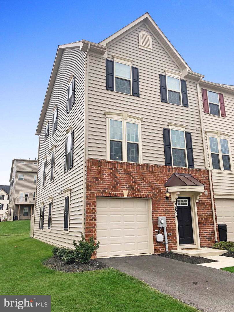 5825 Rochefort Street - Photo 1