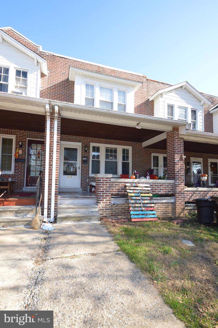 939 20TH Street - Photo 1