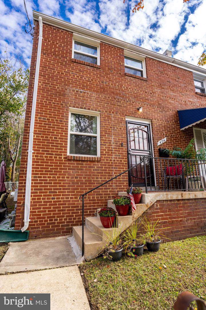 606 Burns Street - Photo 1