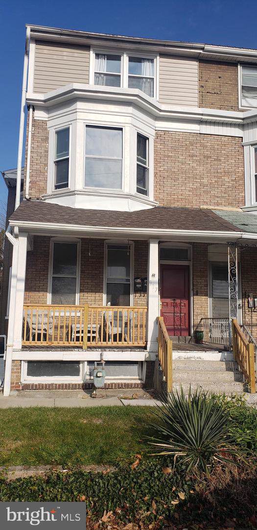 917 Queen Street - Photo 1