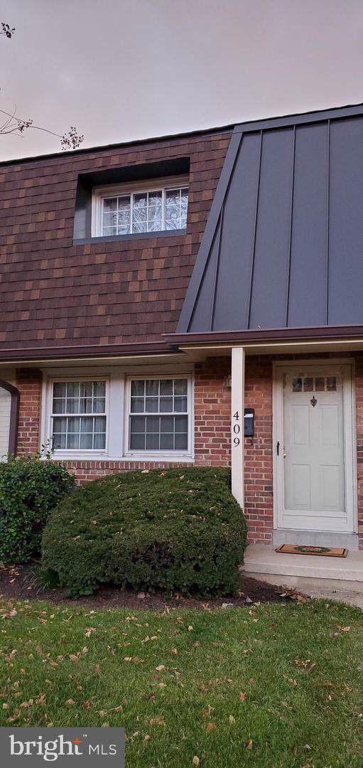 409 Hampton Court - Photo 1