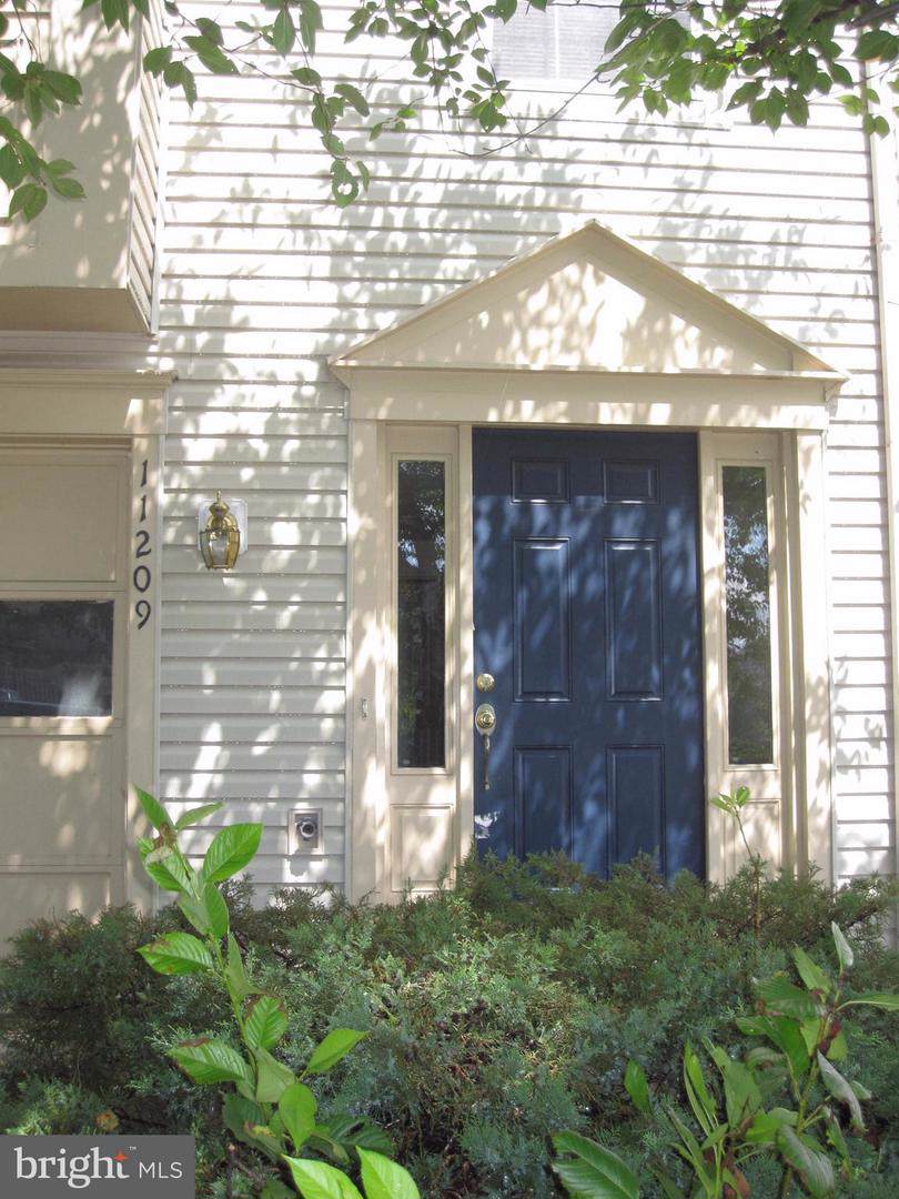 11209 Kings Crest Court - Photo 1