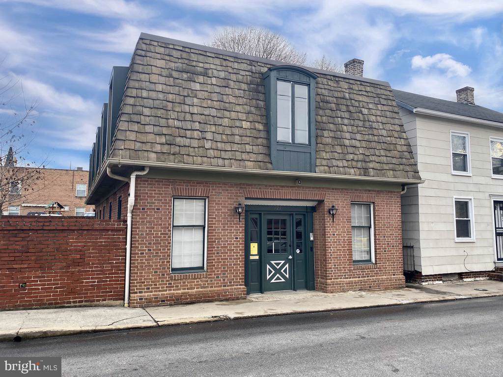 121 College Street - Photo 1