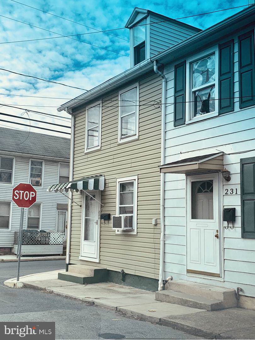 233 Lincoln Street - Photo 1